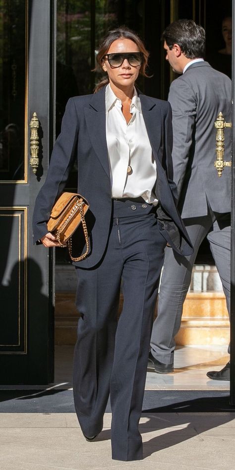 25 Best Office Looks Inspired by Victoria Beckham - Elegant Mind Beckham Style, Victoria Beckham Outfits, Victoria Beckham Style, Suede Bag, Business Outfits Women, Power Dressing, Power Suit, Business Outfit, Suit Fashion