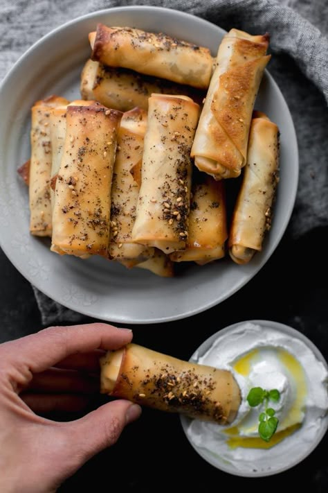 Arabisk Mad, Spring Rolls Recipe, Middle East Food, Middle East Recipes, Spring Roll Recipe, Appetizer Bites, Eastern Cuisine, Lebanese Recipes, Middle Eastern Recipes