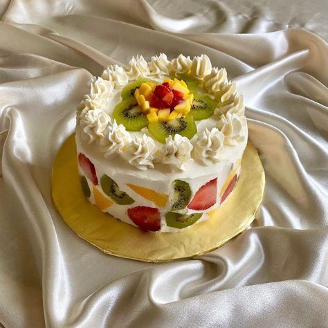 Kiwi Strawberry Cake, Mango And Strawberry Cake, Strawberry Kiwi Cake, Vanilla Fruit Cake, Strawberry Mango Cake, Kiwi Cake Decoration, Fresh Fruit Cake Decoration, Mango Chocolate Cake, Homemade Fruit Cake