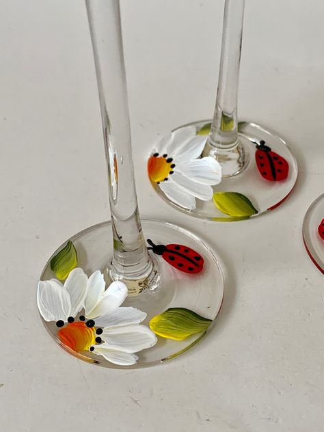 Painted Pint Glasses, Butterfly Wine Glass Painting, Spring Wine Glass Painting, Flower Wine Glass Painting, Items To Paint On, Wine Glass Art Ideas, Shot Glasses Painting, Diy Painted Gifts, Spring Painted Wine Glasses