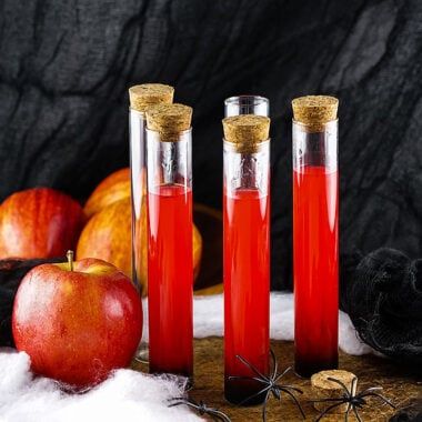 Alcoholic Shots, Halloween Shooters, Test Tube Shots, Rum Shots, Halloween Party Ideas For Adults, Strawberry Daiquiri Mix, Diy Caramel, Shooter Recipes, Halloween Shots