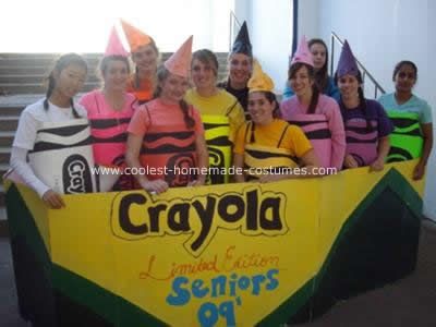 Homemade Box of Crayons Group Costume: In our high school, it��’s a tradition for all and only the seniors to dress up for Halloween. My friends and I decided we wanted something different but Crayon Halloween Costume Group, Halloween Costumes For 6 People, Teacher Halloween Costumes Group, Halloween Group Costume Ideas, Halloween Costumes For Teachers, Work Halloween Costumes, Costumes For Teachers, Work Costumes, Crayon Costume