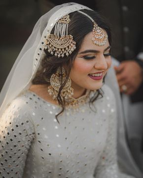 Groom Pics, Bridal Dresses 2022, Bridal Jewellry, Nikkah Bride, Asian Wedding Dress Pakistani, Nikah Outfit, Bridal Mehndi Dresses, Nikah Dress, Elegant White Dress