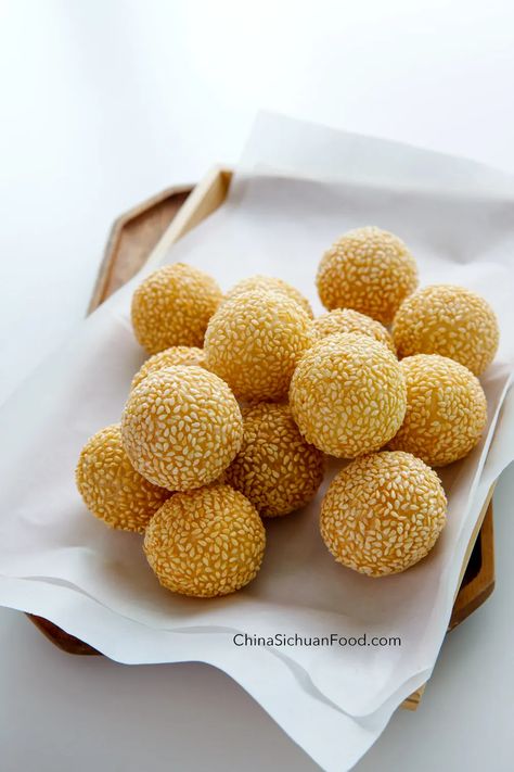 Sesame Balls-Jian Dui - China Sichuan Food Sesame Seed Balls, Laos Desserts, Buchi Recipe, Hmong Food, Filipino Food Dessert, Dim Sum Recipes, Vietnamese Dessert, Laos Food, Seed Balls