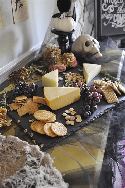 Beetlejuice Dinner, Sophisticated Halloween Party, Chic Halloween Party, Classy Halloween Party, Halloween Cheese, Diy Halloween Party, Bolo Halloween, Country Halloween, Dulces Halloween