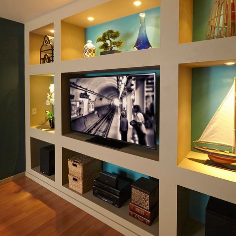 Build a Showcase Wall! Bookcase Plans, Entertainment Center Design, Diy Entertainment, Home Entertainment Centers, Entertainment Wall, The Family Handyman, Plafond Design, Diy Entertainment Center, Built In Bookcase