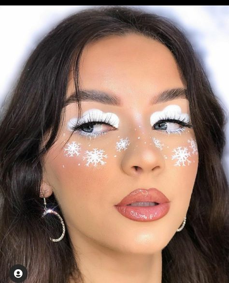 Xmas Makeup Simple, Winter Creative Makeup, Christmas Themed Makeup Looks, Snowman Makeup Face, Winter Holiday Makeup, Santa Makeup Christmas, Cute Christmas Makeup Looks Easy, Snowman Eye Makeup, Blue Christmas Makeup Looks