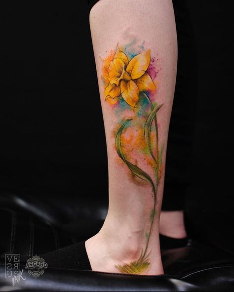 Little daffodil. Thank you Paige for coming all the way down from  Birmingham! 🚙 Tattoo Watercolour, Daffodil Flower Tattoos, Narcissus Flower Tattoos, Floral Watercolor Tattoo, Daffodil Tattoo, Autumn Tattoo, Candle Tattoo, Watercolor Tattoo Flower, Narcissus Flower