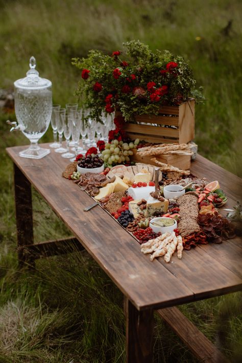 Farm To Table Catering, Elopement Food, Fruit And Cheese Table, Wedding Cheese Table, Cheese Table Wedding, Dinner Party Style, Cheese Table, Appetizers Table, Cocina Diy