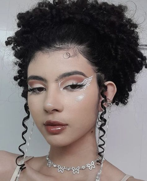 "Oh Christmas brow, oh Christmas brow, how lovely are your arches..." Angel Eye Makeup, Eye Makeup White, Black And White Eyeliner, Angel Halloween Makeup, Eyeliner Aesthetic, White Eyeliner Makeup, Circus Makeup, Eyebrow Trends, Angel Makeup