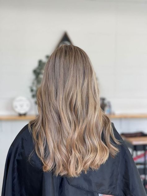 Blonde Root Tap, Ashy Dark Blonde Balayage, Ashy Dark Blonde, Root Tap Blonde, Blonde With Root Smudge, Blonde Root Stretch, Root Smudge Blonde, Dark Root Blonde, Root Tap