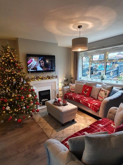 Living Room Designs Christmas, Neutral Living Room Christmas Decor, How To Decorate A Small Living Room For Christmas, Cozy Christmas Decor Living Room, Gray Couch Decor, Simple Christmas Decorations Living Room, Living Room Ideas Christmas, Christmas House Ideas, Christmas Couch Decor