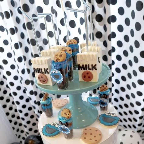 Cookie Monster Dessert Ideas, Cookie Monster Chocolate Covered Oreos, Cookie Monster Birthday Shirt Ideas, Cookie Monster Rice Crispy Treats, Cookie Monster 1st Birthday Treats, Cookie Monster Table Decorations, Cookie Monster Treat Table, Cookie Monster 1st Birthday Centerpieces, Cookie Monster Dessert Table