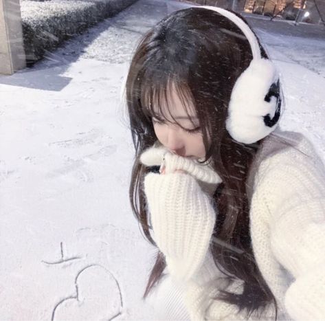 snow aesthetic ^_^ Winter Princess, 일본 패션, Snow Princess, Snow Girl, Winter Fairy, Korean Aesthetic, Winter Girls, Winter Pictures