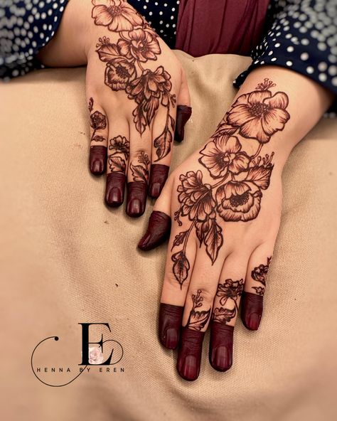 Wild flowers red henna design Red And Black Henna, Henna Design Flower, Henna Art Wedding, Red Henna Designs, Hibiscus Henna, Girly Henna, Flowers Henna, Henna Designs Flower, Henna Flower Designs