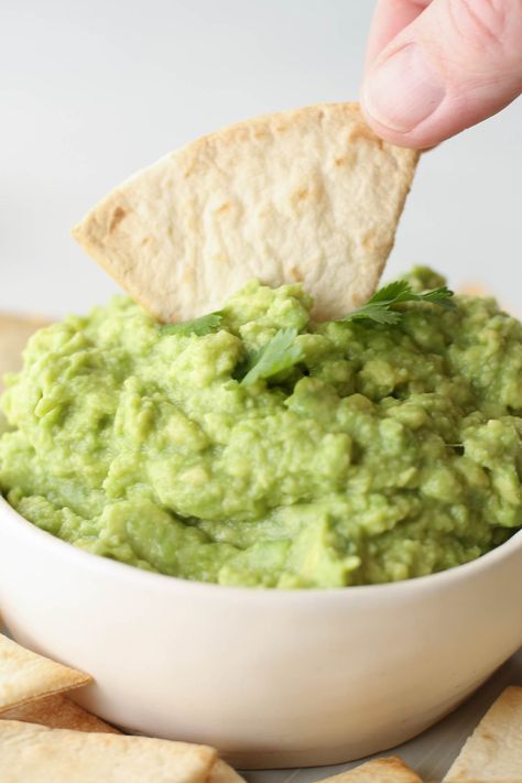 Only 4 ingredients needed for the BEST guacamole! This easy guacamole recipe calls for only avocados, lemon, garlic, and salt - no fancy stuff, and it's a guacamole recipe without cilantro for those who aren't fans. This is a simple guacamole that is SO delicious! Quacomale Recipe Simple, Easy Quacomale Recipe, Quacomale Recipe, Easy Guacamole Recipe Simple, Guacamole Recipe No Tomato, Guacamole Recipe Without Cilantro, Guacamole Recipe Without Tomato, Vegan Guacamole, Simple Guacamole