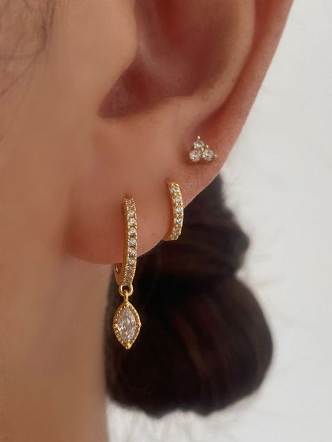 3 Ear Piercings, Minimalist Ear Piercings, Pretty Ear Piercings, Cute Ear Piercings, Gold Dangle Earrings, Silver Jewelry Earrings, Jewelry Fashion Trends, Gold Earrings Designs, Jewelry Lookbook