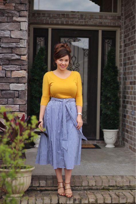 Our Emery skirt is can you imagine the possibilities? A skirt that pretty much goes with anything! ❤ www.theskirtsociety.com Modest Plus Size Fashion, Outfits Skirt, Fashion Modest, Modesty Outfits, Modesty Fashion, Plus Size Fashion For Women, Moda Vintage, Curvy Girl Fashion, Curvy Outfits