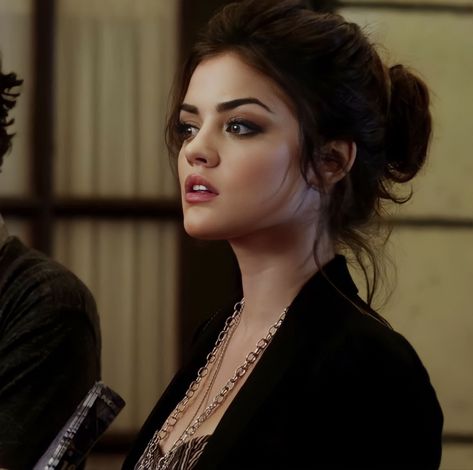 Aria Montgomery Makeup, Aria Montgomery Icon, Obx Wardrobe, Aria Montgomery Hair, Aria Pll, Aria Montgomery Aesthetic, Pll Aesthetic, Pretty Little Liars Aria, Pll Cast