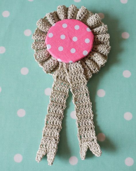 Crochet-rosette Crochet Rosette Pattern Free, Crochet Rosette, Crochet Novelty, Random Crochet, Prize Ribbon, Rosette Pattern, Knit Crochet Patterns, Crochet Football, Crochet Ribbon