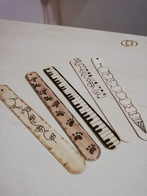 Book Marks Diy, Bookmark Crochet Tutorial, Bookmark Easy, Bookmark Crochet, Handmade Bookmarks Diy, Penanda Buku, Creative Bookmarks, Bookmark Craft, Stick Art