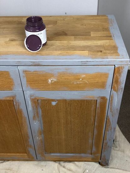 We have an oak buffet table bought probably about fifteen years ago, at the time I thought my taste in furniture would never change. But it has! There is nothing wrong with this sideboard but it just doesn’t feel like me anymore... I causally mentioned painting it purple to my husband. I am delighted to say he agreed. Upcycling a sideboard (as it is known here in the UK) is incredible easy to do but you do need to spend time in the prep. It is well worth taking the time to remove the… Buffet Table Diy, Candle Repurpose, Sideboard Upcycle, Oak Buffet, End Table Makeover, Key Holder Diy, Buffet Makeover, Basket Makeover, Dining Table Makeover