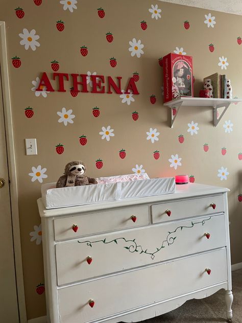 Nursery Ideas Girly, Strawberry Shortcake Room Ideas, Vintage Strawberry Nursery, Strawberry Shortcake Baby Room, Strawberry Toddler Room, Strawberry Nursery Decor, Strawberry Shortcake Nursery Theme, Y2k Nursery, Baby Room Ideas Colorful