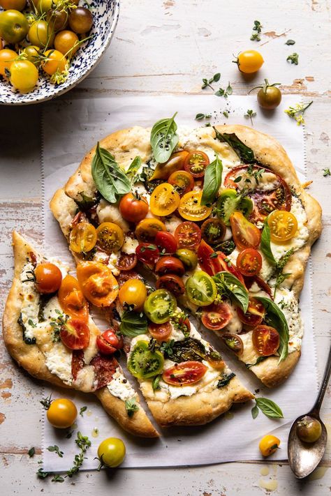 Herbed Butter Heirloom Tomato Pizza! The perfect 30-minute weeknight pizza that's great for weekends too...it's the end of summer pizza we all need to make! Herbed Butter, Pizza Gourmet, Tomato Pizza, Pizza Vegana, Half Baked Harvest Recipes, Cinnamon Crunch, Harvest Recipes, Homemade Pizza Dough, Heirloom Tomato