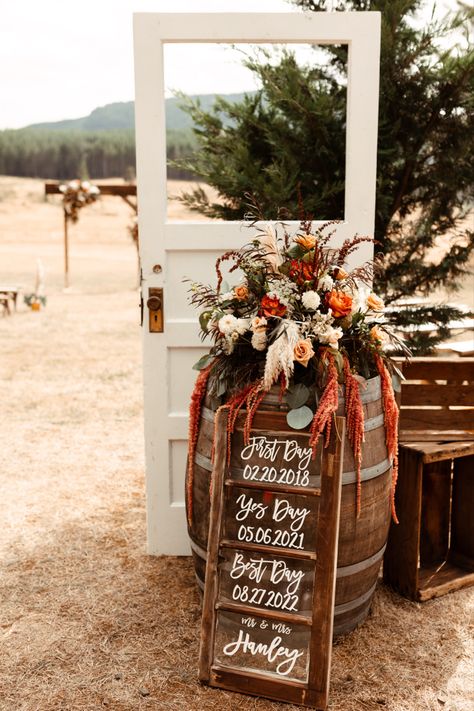 Outside Fall Country Wedding, Wedding Arbor Indoor, Rustic Country Wedding Reception Ideas, Simple Fall Country Wedding Ideas, Shutters Wedding Decor, Boho Country Centerpieces, Terracotta Wedding Diy, Farmhouse Theme Wedding, Western Greenery Wedding