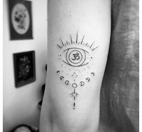 Simple Indie Tattoos, Hand Tattoo Simple, Indie Tattoo Ideas Hippie, Two Hands Tattoo, Tattoo Ideas Arm, Indie Tattoo, Tattoo Fine Line, Tattoos Hand, Tattoo Finger