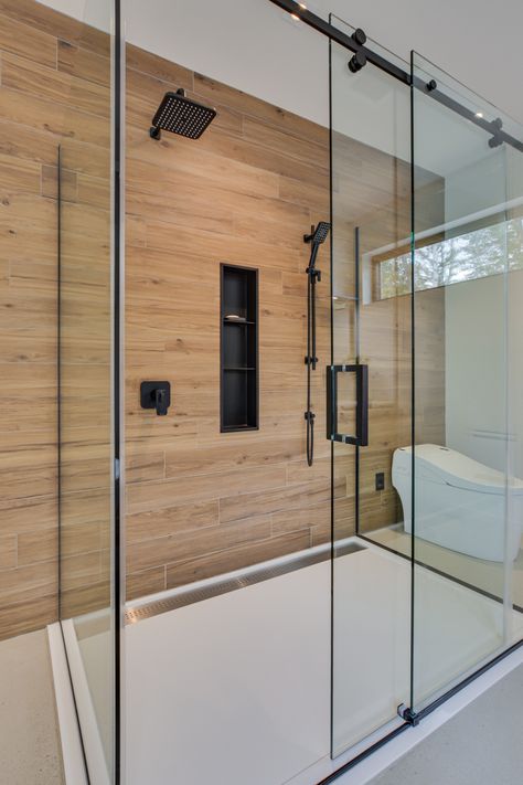 Bathroom Interior Design Modern Master Bath, Modern Bathroom Black, Wood Look Tile Bathroom, Wood Tile Shower, Wood Like Tile, Wood Tile Bathroom, Modern Master Bath, Bathroom Interior Design Modern, Cabin Bathroom