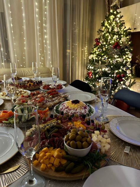 Christmas dinner ideas, aesthetic Uk Christmas Dinner, Aesthetic Christmas Dinner Table, Family Christmas Dinner Aesthetic, Christmas Dinner Aesthetic Table, Dinner Ideas Aesthetic, Sunday Roast Dinner Aesthetic, Christmas Dinner Aesthetic, English Christmas Dinner, Christmas Roast Dinner