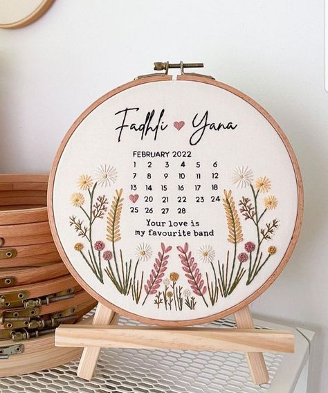 Aesthetic Wedding Gift Ideas, Embroider Wedding Gift, Wedding Present Embroidery, Wedding Gift Embroidery, Embroidery Calendar, Calendar Embroidery, Date Embroidery, Embroidery Simple, Simpul Makrame