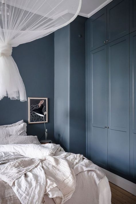 Bright Color Decor, Armoire Dressing, Dark Blue Walls, Scandinavian Apartment, Blue Cabinets, Beige Walls, Blue Bedroom, Built In Wardrobe, Grey Tones