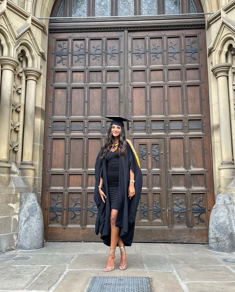 Graduation Outfit Ideas University, Grad Picture Ideas, Cap And Gown Pictures, Masters Graduation, College Graduation Pictures Poses, Graduation Look, Grad Outfits, Grad Photography, Graduation Photography Poses