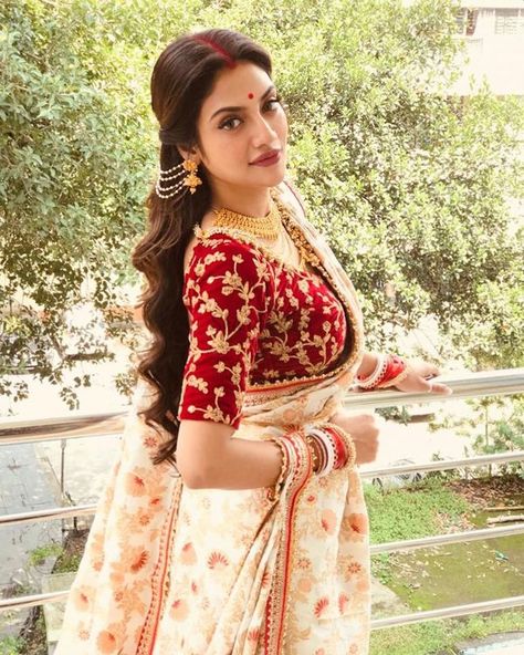 Velvet Blouse Designs, Velvet Blouse Design, Nusrat Jahan, Indian Bride Outfits, Velvet Blouse, Wedding Blouse Designs, Indian Fashion Saree, Traditional Indian Outfits, Indian Dresses Traditional