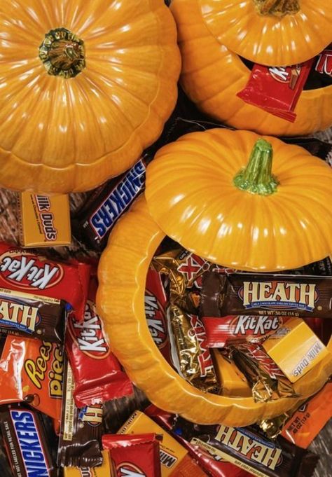 What Your Favorite Halloween Candy Says About You - Neatorama Long Distance Birthday, Candy Photography, Halloween Sleepover, Leftover Halloween Candy, Halloween Traditions, Catty Noir, Birthday Coupons, Long Distance Gifts, Favorite Candy