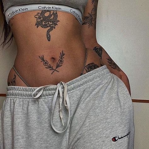 Tummy Tattoo, Woman With Tattoos, Stomach Tattoos Women, Bauch Tattoos, Belly Tattoos, Inspiration Tattoos, Stomach Tattoos, Aesthetic Tattoo, Dream Tattoos