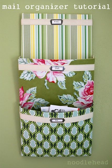 Such a cute way to organize your incoming and outgoing mail :) Sewing Organizer Pattern, Hanging Mail Organizer, Diy Mail Organizer, Diy Mail, Letter Organizer, Diy Sewing Gifts, Ideas Para Organizar, Costura Diy, Diy Bricolage