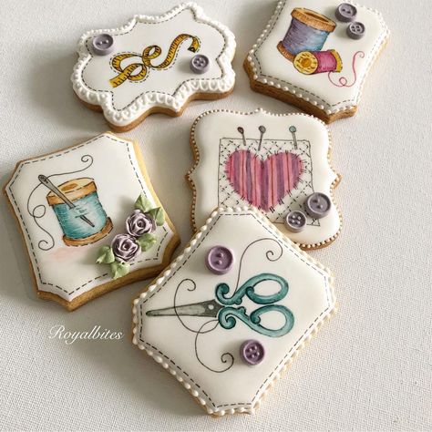 Hello weekend! The whole set of the sewing theme. Fondant Ideas, Cupcakes Fondant, Food Art Painting, Cake Wrecks, Paint Cookies, Make A Quilt, Cookies Cake, Hello Weekend, Pretty Cookies