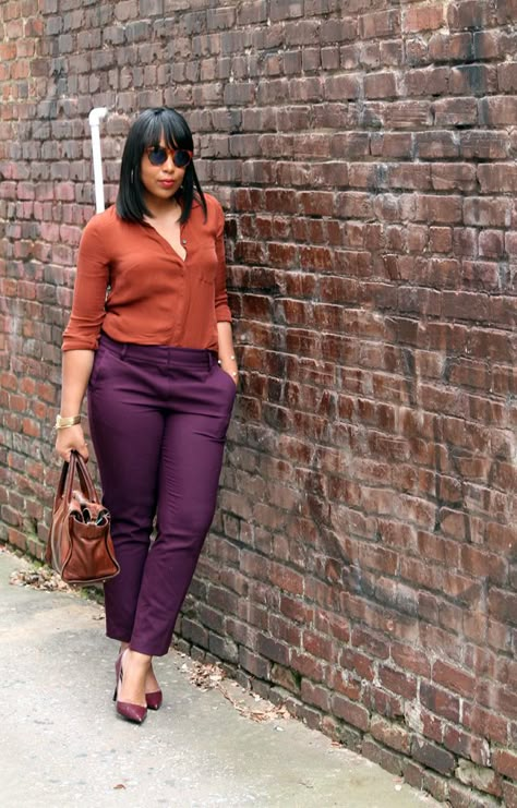 Plum Pants Outfit, Colored Pants Outfits, Stylish Business Outfits, Pants Outfit Work, Chic Work Outfit, Professional Work Outfit, Outfit Work, Work Uniform, Pocket Blouse