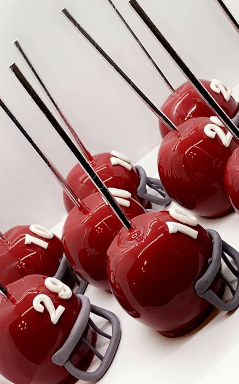 Cute Caramel Apples, Football Theme Candy Apples, Caramel Apple Designs, Football Candy Apples, Smash Chocolate, Football Candy, Dipped Apples, Football Treats, Gourmet Candy Apples