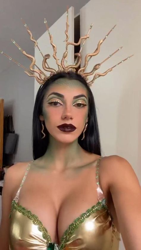 Medusa Makeup Ideas Halloween, Madussa Costume Makeup, Nature Halloween Makeup, Medusa Goddess Costume, Mystical Costume Ideas, Greek Goddess Couple Costume, Diy Madussa Costume, Medusa Halloween Costume College, Madussa Makeup