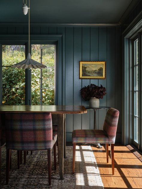 dark blue moody dining room with plaid dining chairs Farrow And Ball Hague Blue, Colonial Renovation, Modern English Country, Moore House, Hague Blue, Green Dining Room, Dining Room Blue, Warm Interior, Vintage Dining Room