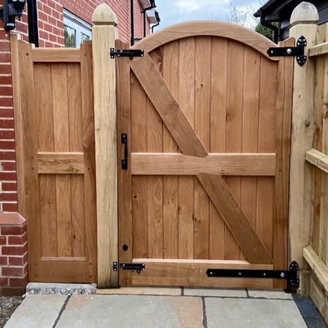 Curved Garden Gate, Wooden Side Gates Backyard, Garden Fence And Gate Ideas, Wooden Gates And Fences, Garden Gate Wood, Fence Door Design, Wooden Garden Gates Ideas, Backyard Gates And Fences, Farmhouse Gate Design