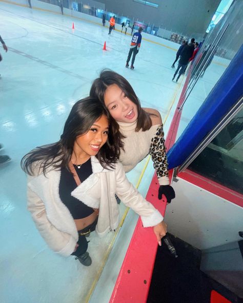 ice skating, instagram, ice skating instagram pics, ice skating insta inspo, ice skating poses, aesthetic, skating rink, skating pictures, winter, ice rink, instagram inspo, instagram ideas, skating photoshoot, poses Ice Skating Bff Pictures, Ice Skating Ig Pics, Ice Skating Inspo Pics, Ice Skating Photoshoot Friends, Ice Skating Picture Ideas, Ice Skating Poses With Friends, Ice Rink Photoshoot, Ice Skating Rink Outfit, Ice Skating Aesthetic Pictures