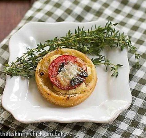 Tomato and Boursin Tartlets - an elegant appetizer with layers of flavor over puff pastry rounds Tomato Puff Pastry, Boursin Cheese Recipes, Fun Appetizers, Tomato Breakfast, Fancy Foods, Puff Pastry Appetizers, Puff Pastry Tart, Elegant Appetizers, Boursin Cheese