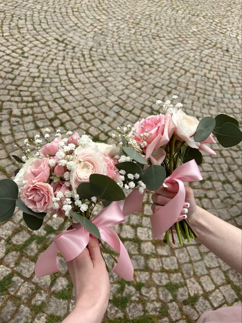 Prom Bouquet Ideas, Hoco Bouquet, Elegant Flower Arrangements, Homecoming Poses, Pink Bouquets, Homecoming Flowers, Prom Bouquet, Pink Flower Bouquet, Prom Look