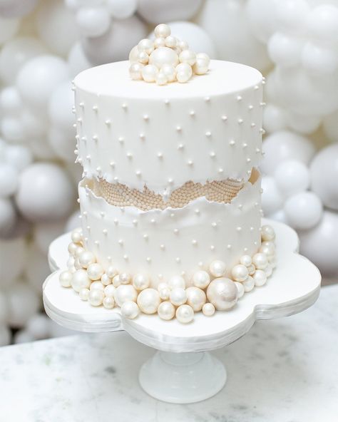 Fancy Wedding Cakes, Wedding Cake Trends, Wedding Cake Pearls, Pearl Cake, Wedding Cake Tops, Torte Cupcake, Luxury Wedding Cake, Wedding Cake Flavors, White Wedding Cakes