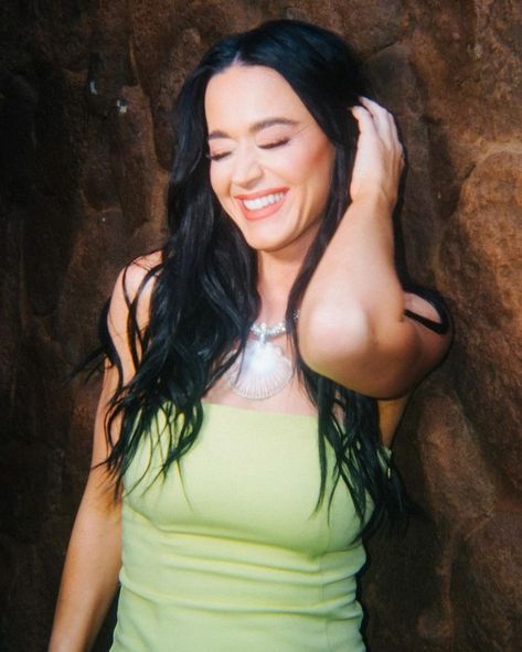 KATY PERRY (@katyperry) • fotos e vídeos do Instagram Katy Perry Tour, Katy Perry Unconditionally, Katy Perry Hair, Katy Perry Hot, Fun Photoshoot, American Idol, Melanie Martinez, Magnetic Clasp, Katy Perry